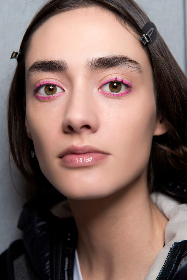 Как повторить макияж с цветной подводкой с показа Christian Dior (фото 7)