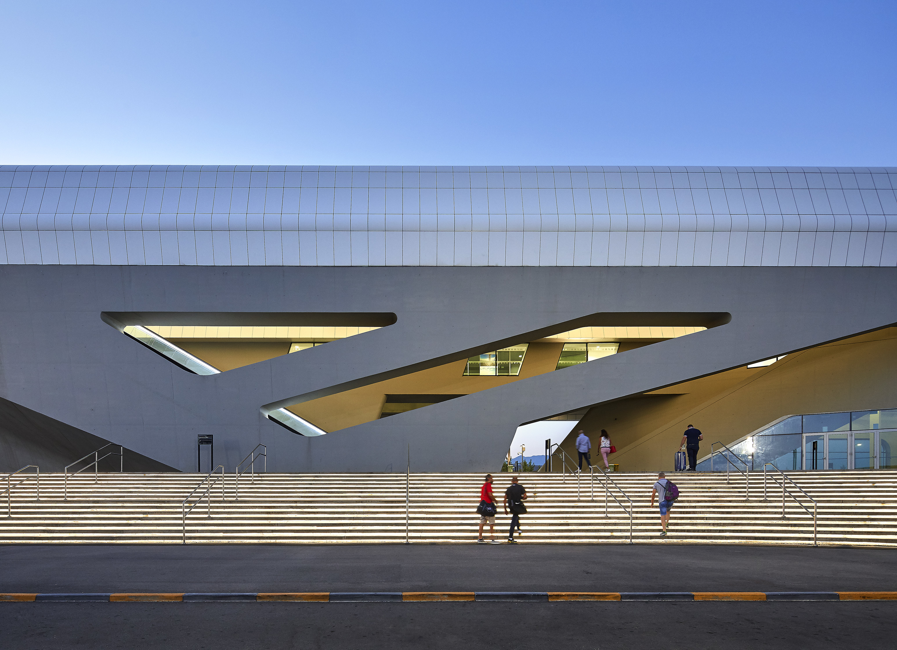 Как выглядит вокзал под Неаполем по проекту Zaha Hadid Architects (фото 6)