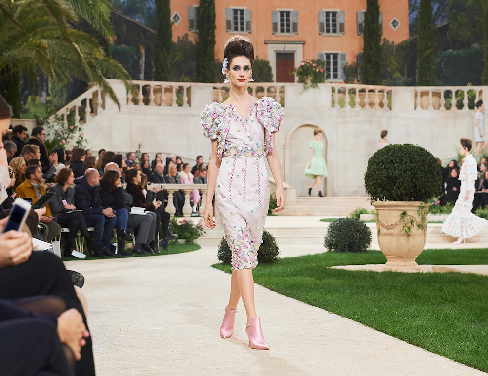 Живые цветы и фата в виде росы: как создавалась коллекция Chanel Haute Couture (фото 5)