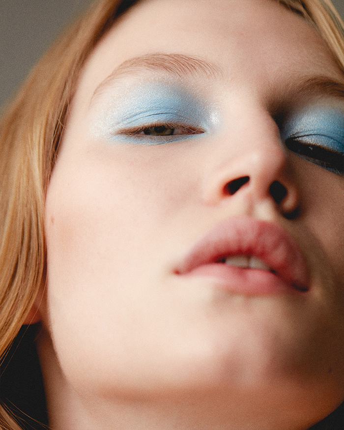 Бронза, неон, голубая акварель: идеи макияжа глаз на лето (фото 21)