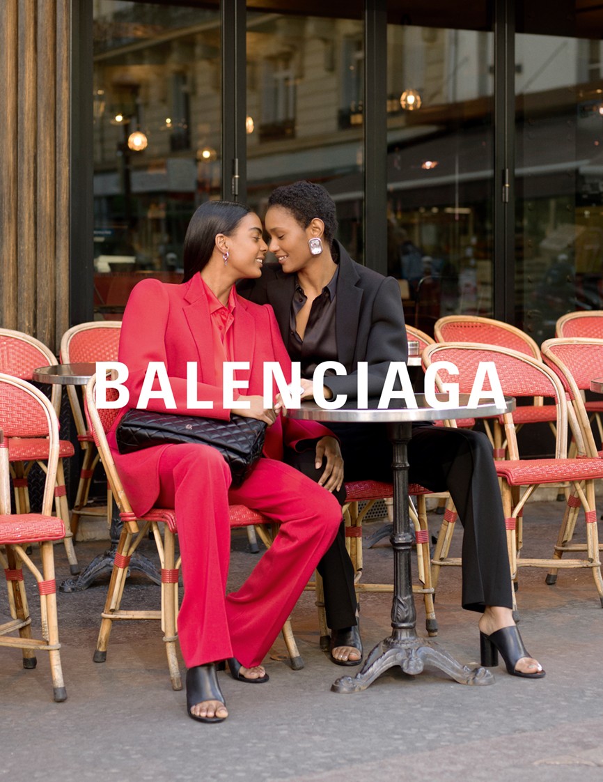 Модели целуются на парижских улицах в новой кампании Balenciaga (фото 1)