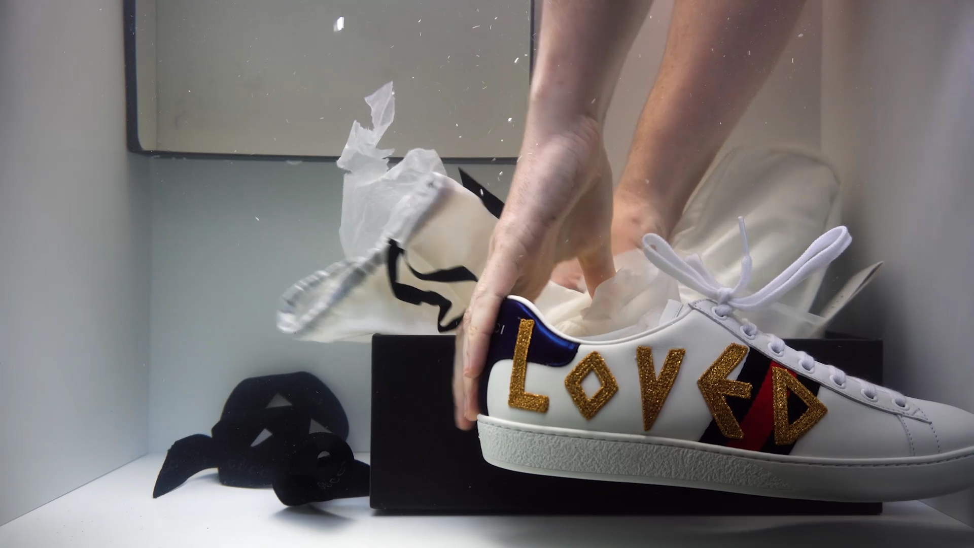 Художники и режиссеры создали видео с кроссовками Gucci Ace (фото 4)