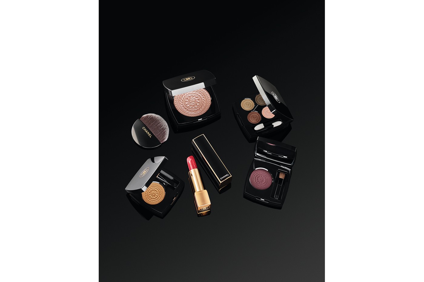 Chanel представил новогоднюю коллекцию макияжа, вдохновленную барокко (фото 2)