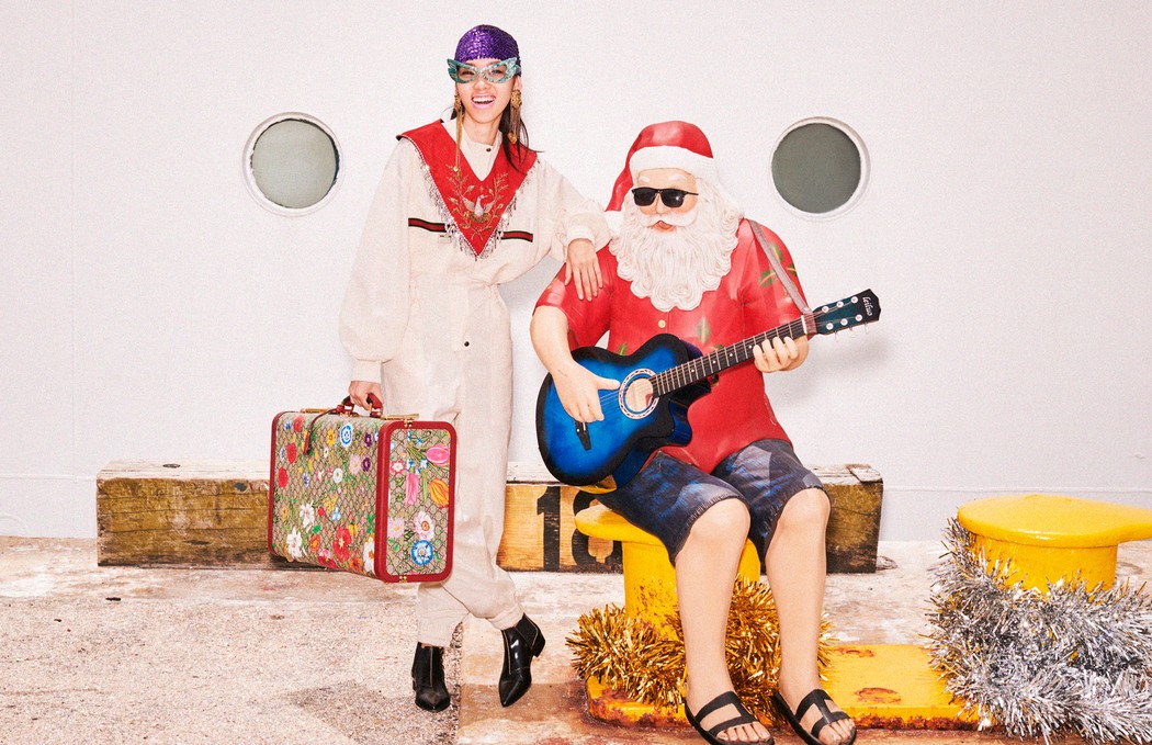 Модели позируют с мишурой на пляже в рождественской кампании Gucci (фото 9)