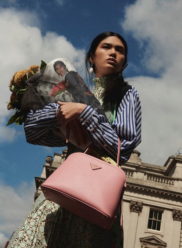 Prada поместил кадры из новой рекламной кампании на обертку для цветов (фото 2)