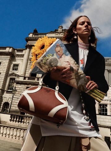 Prada поместил кадры из новой рекламной кампании на обертку для цветов (фото 1)