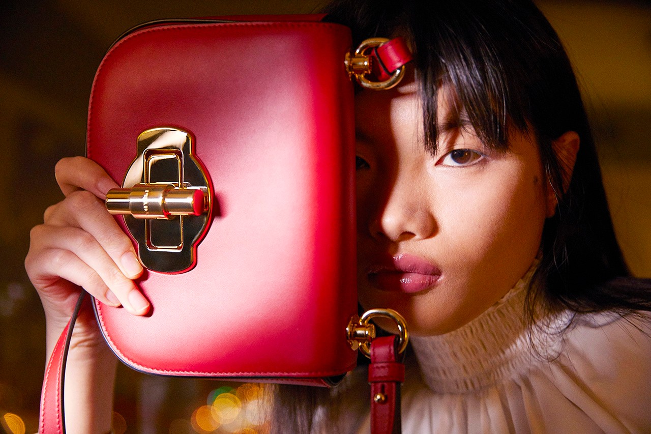Красные сумки и платья в цветочек: Prada выпустил коллекцию к китайскому Новому году (фото 1)