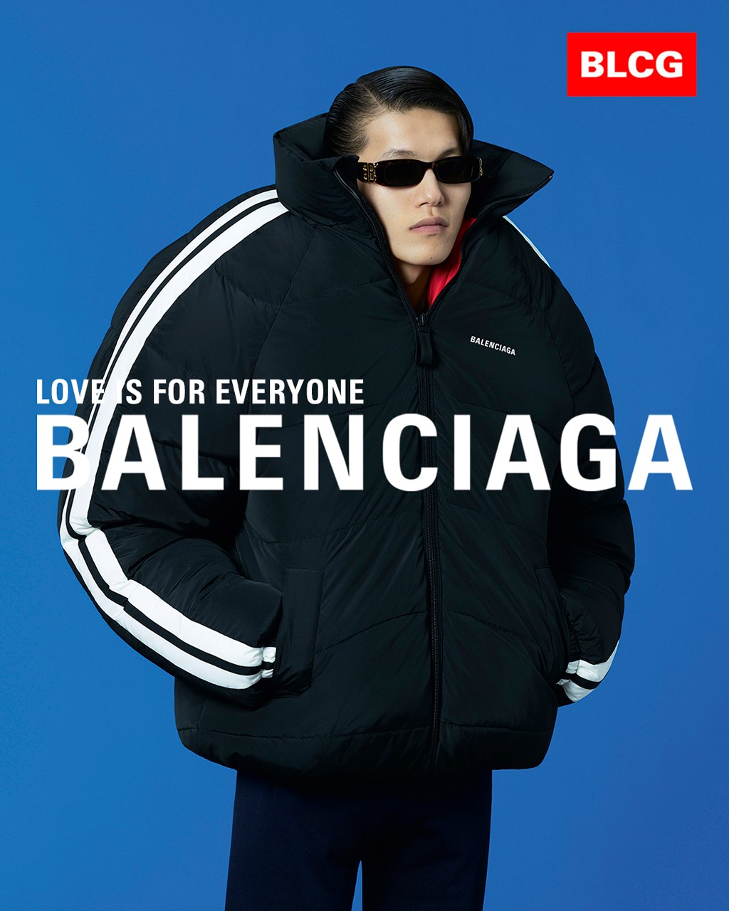 «Сила мечт» и «мысли масштабно»: Balenciaga выпустил кампанию с вдохновляющими надписями (фото 1)
