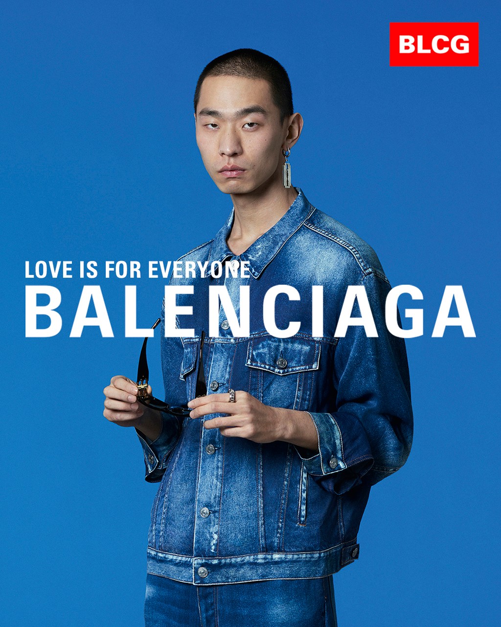 «Сила мечт» и «мысли масштабно»: Balenciaga выпустил кампанию с вдохновляющими надписями (фото 2)