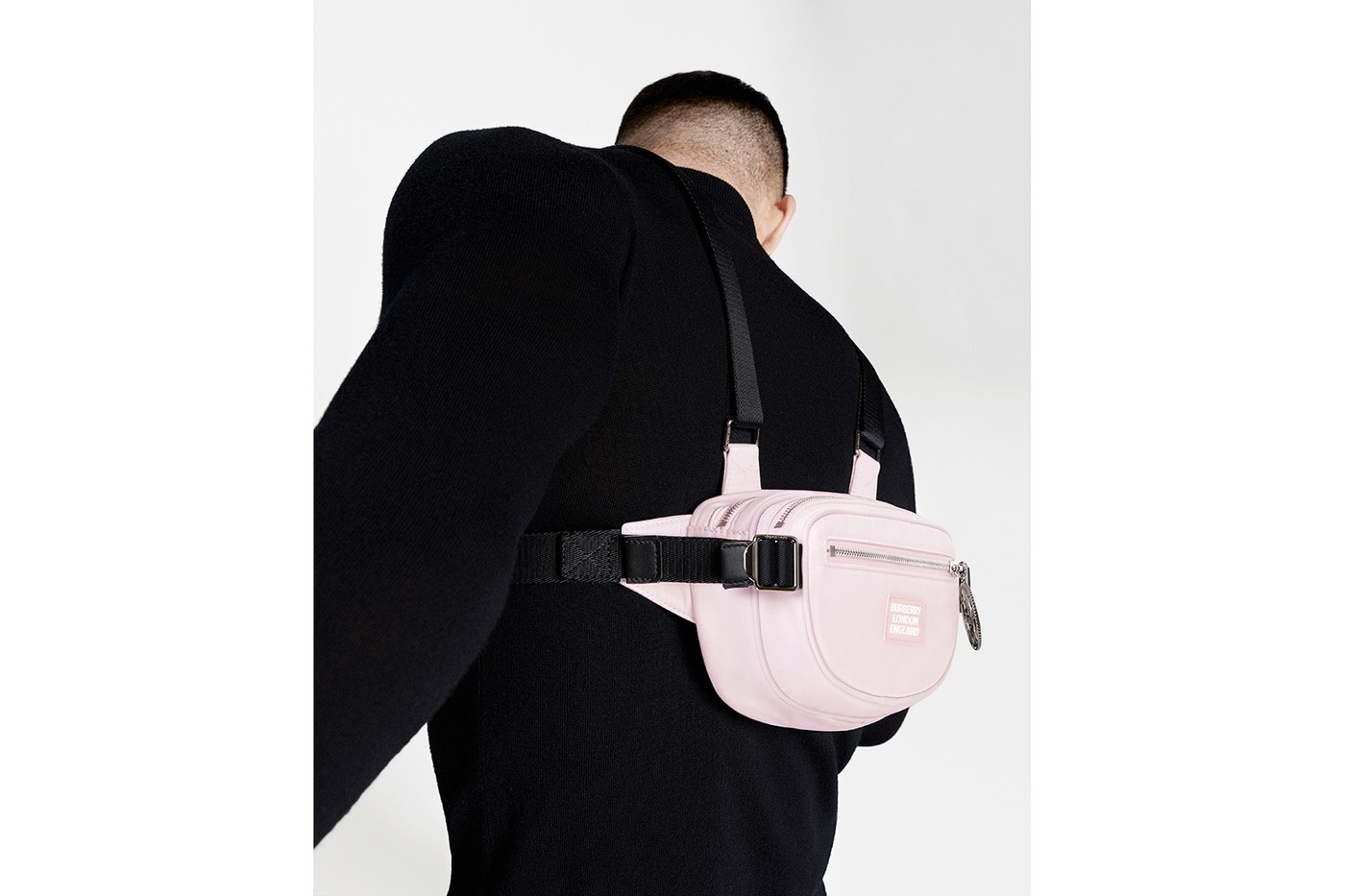 Рикардо Тиши сделал розовые сумки с ремнями для Burberry B Series (фото 3)
