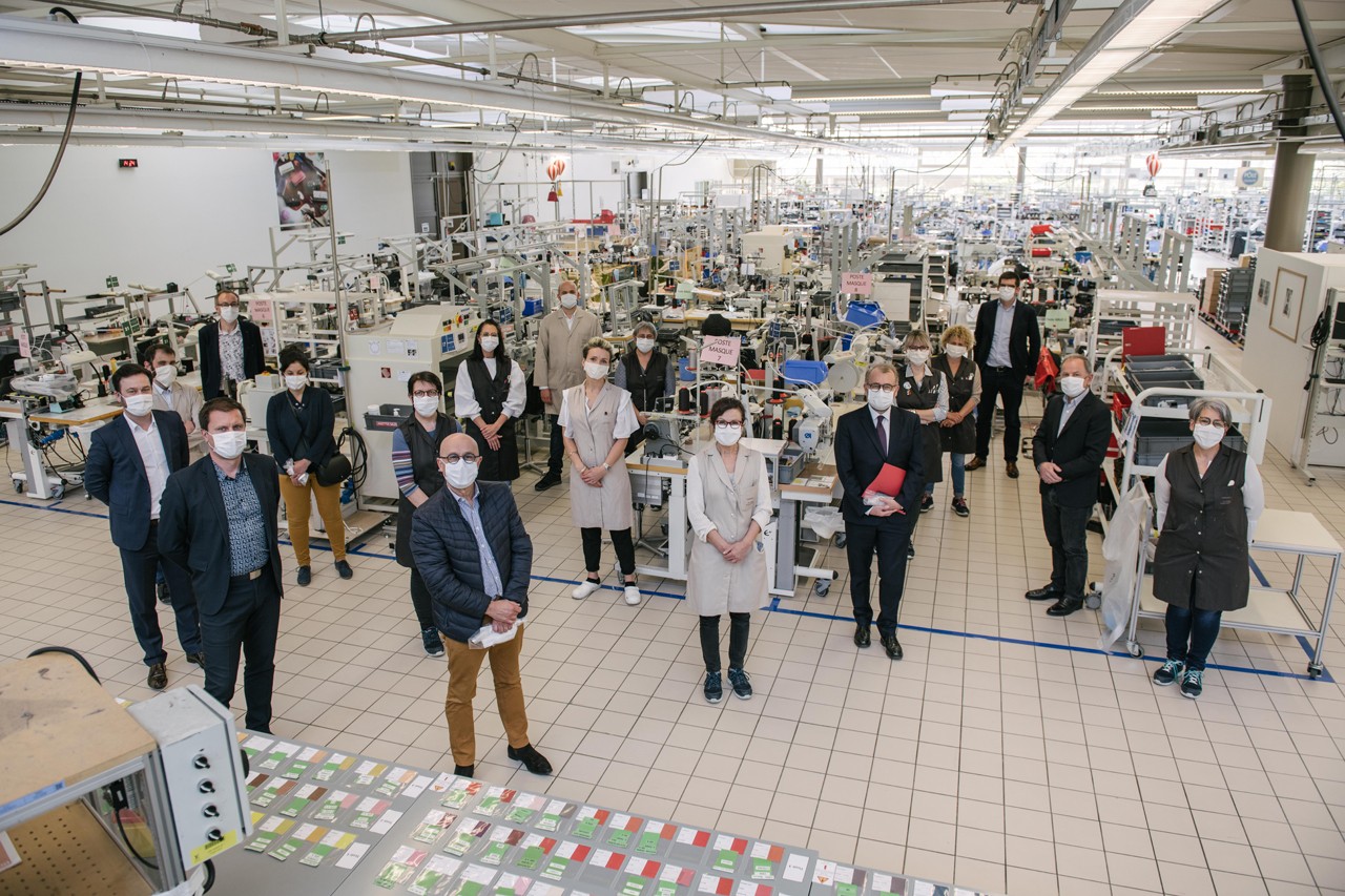 В мастерских Louis Vuitton начали шить защитные маски (фото 3)