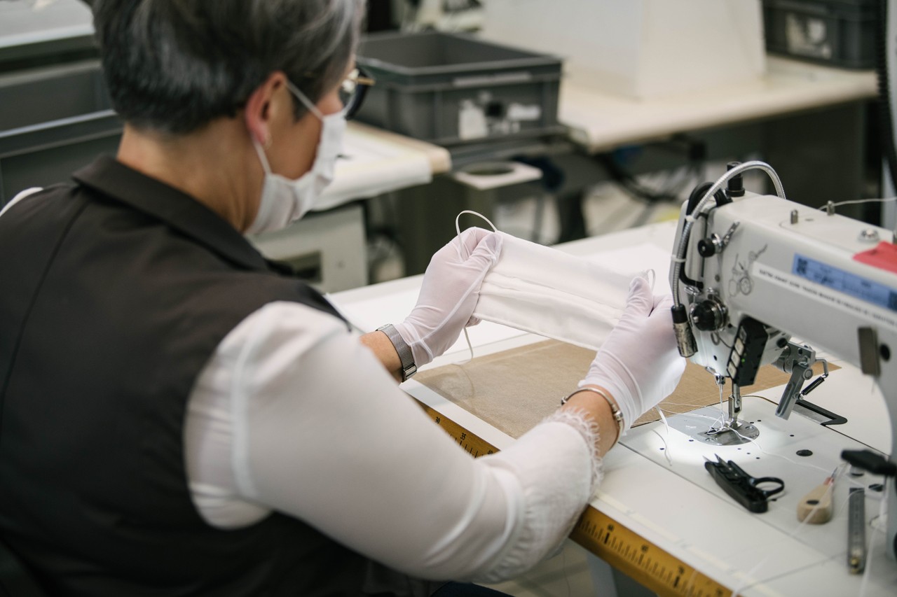 В мастерских Louis Vuitton начали шить защитные маски (фото 2)
