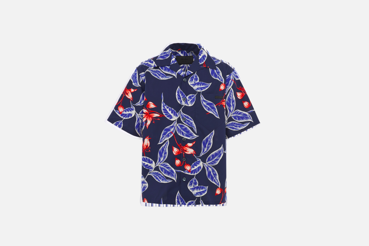 В бутиках Prada появились новые расцветки мужских рубашек-боулинг (фото 1)
