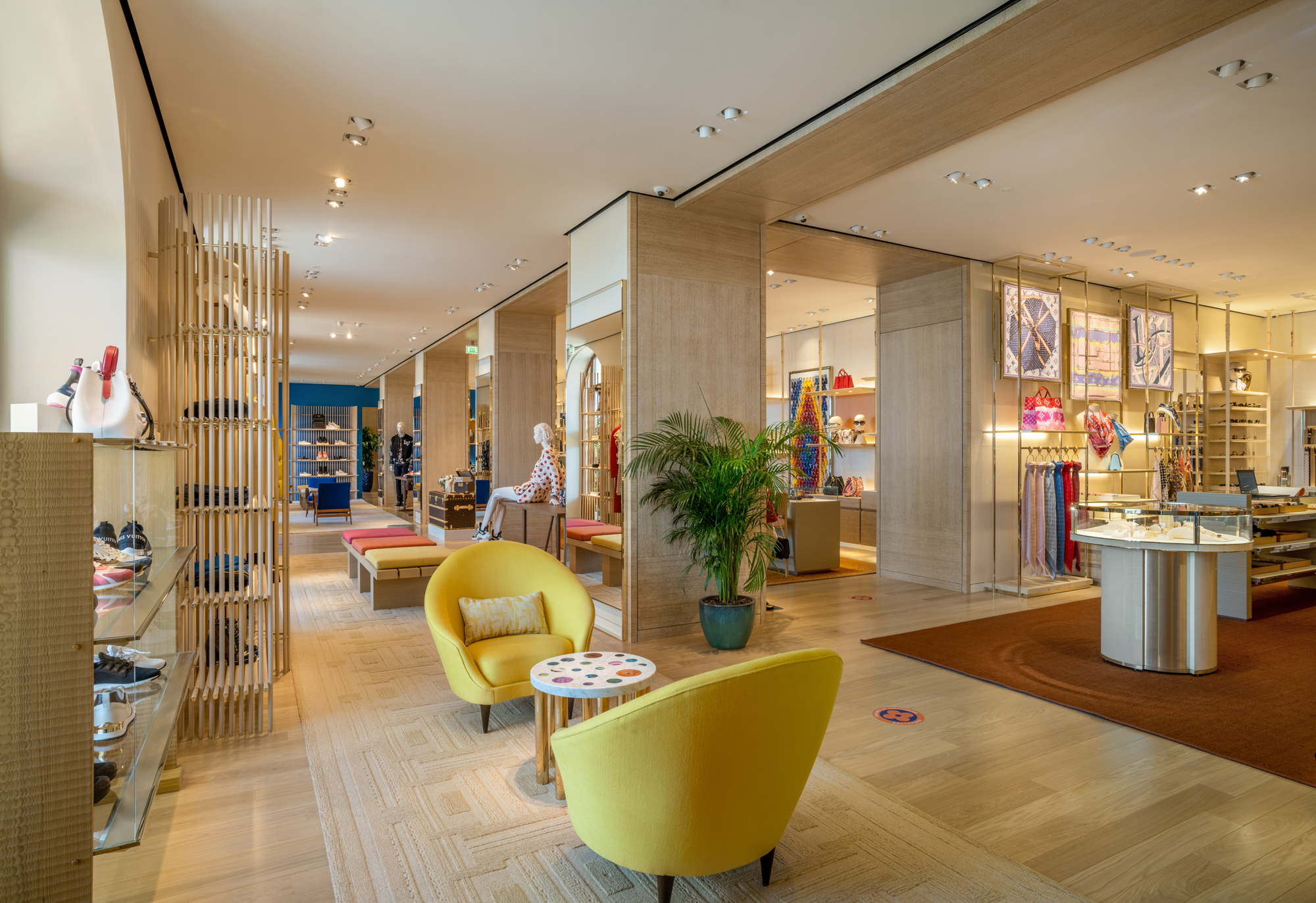 Бутик Louis Vuitton в Сочи открылся после реновации (фото 7)