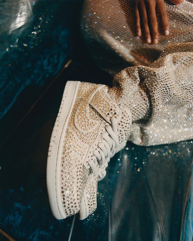 Nike выпустил кроссовки, полностью покрытые кристаллами Swarovski (фото 2)