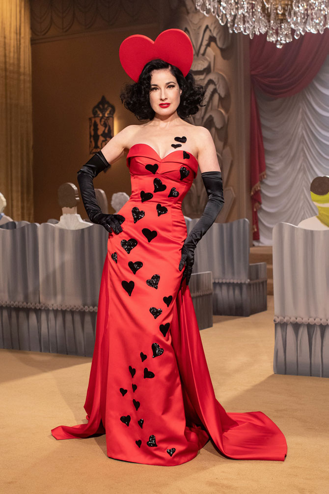 Дита фон Тиз закрыла показ Moschino в платье с сердцем на ягодицах (фото 8)