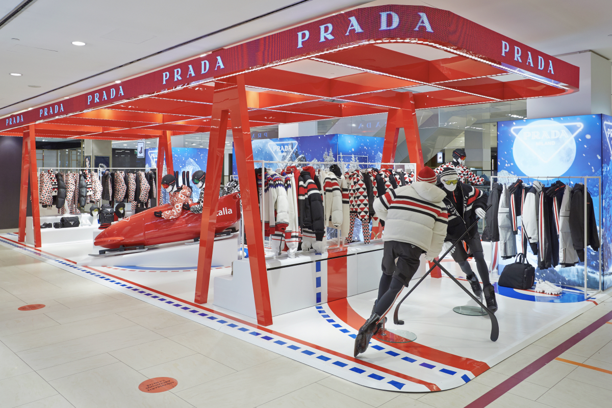 В ЦУМе открылся поп-ап Prada, посвященный зимним видам спорта (фото 1)