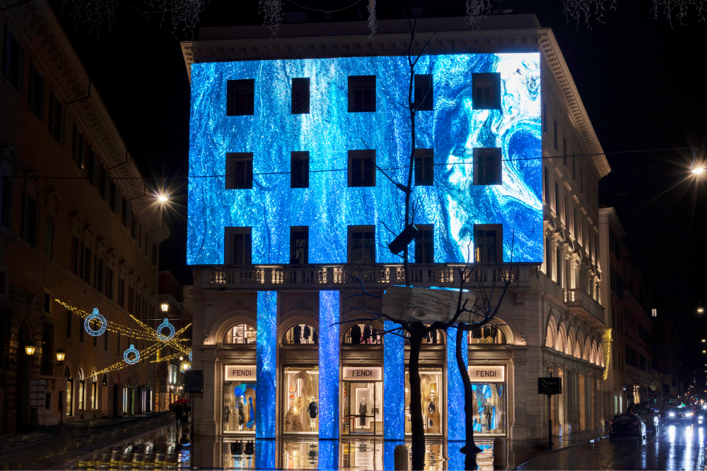 Витрины бутиков Fendi по всему миру преобразились к праздникам (фото 1)
