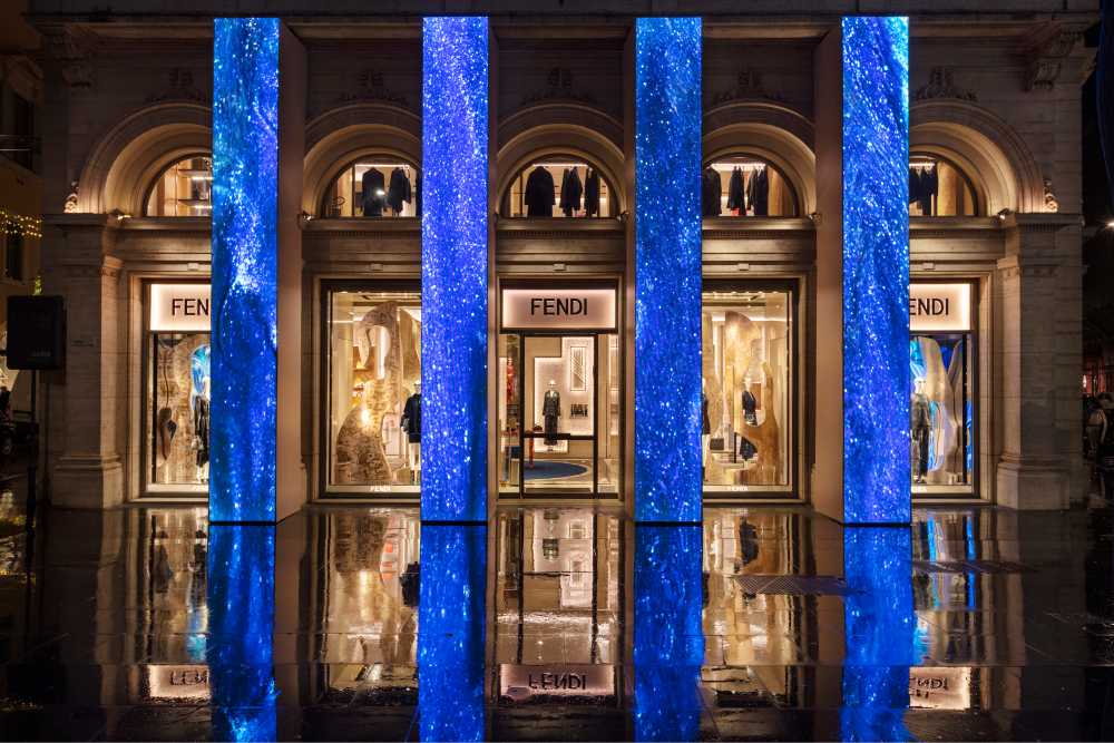 Витрины бутиков Fendi по всему миру преобразились к праздникам (фото 2)