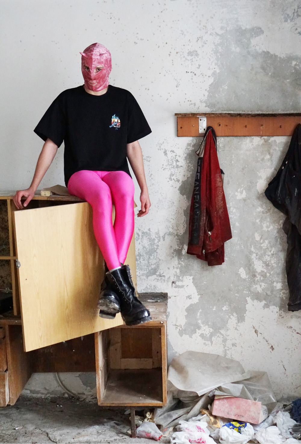 «Кружок» и «Команда против пыток» выпустили коллекцию одежды вместе с художниками (фото 1)
