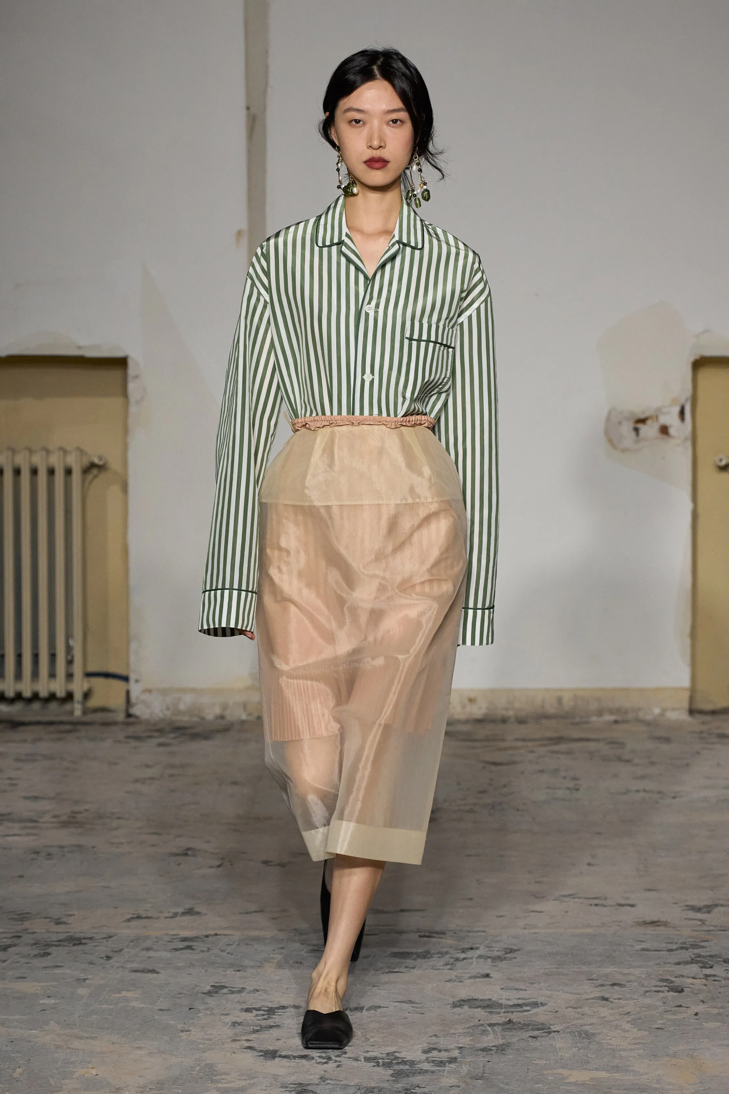 Прозрачная юбка и «плотный» верх — самое модное сочетание сезона весна-лето 2024. Инструкция по применению (фото 1)
