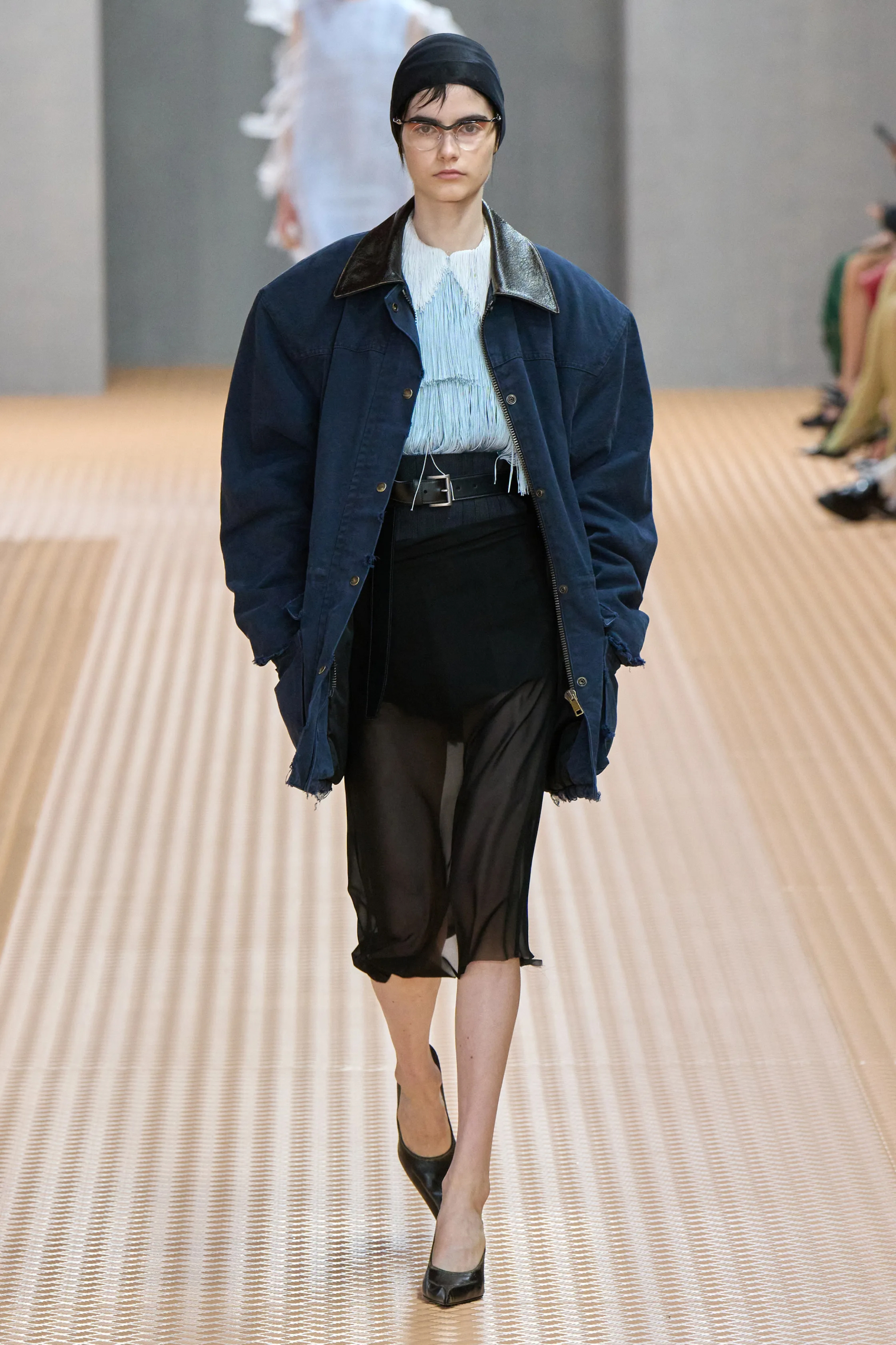 Прозрачная юбка и «плотный» верх — самое модное сочетание сезона весна-лето 2024. Инструкция по применению (фото 6)