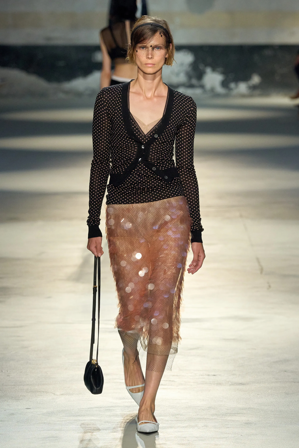 Прозрачная юбка и «плотный» верх — самое модное сочетание сезона весна-лето 2024. Инструкция по применению (фото 12)