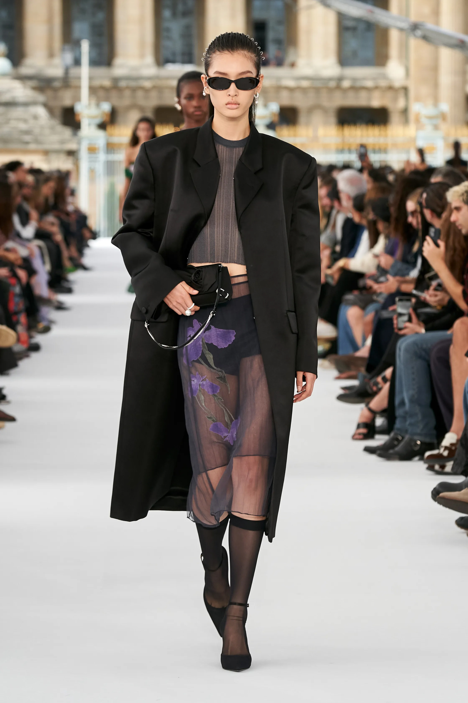 Прозрачная юбка и «плотный» верх — самое модное сочетание сезона весна-лето 2024. Инструкция по применению (фото 18)