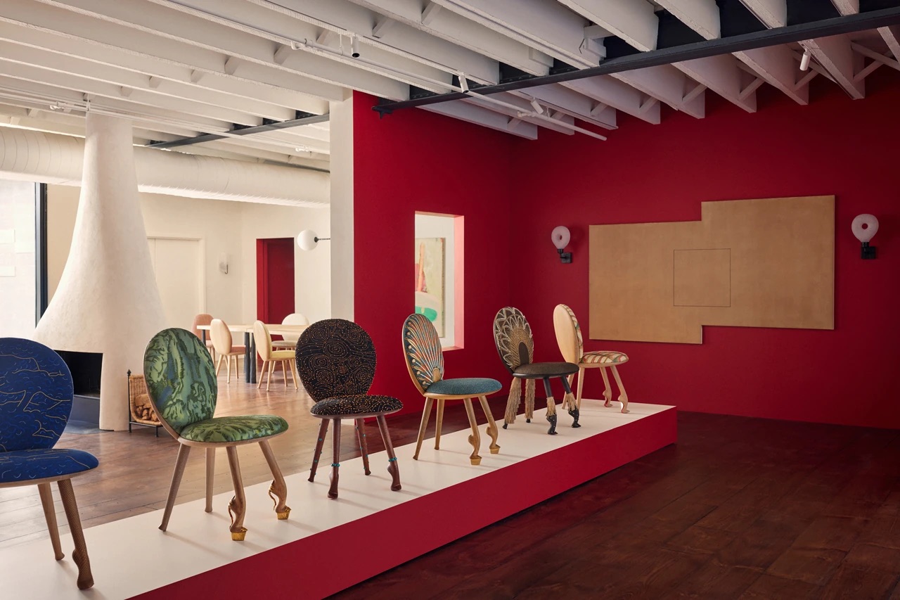 Французский дизайнер интерьеров Пьер Йованович и Кристиан Лубутен выпустили коллекцию стульев (фото 1)