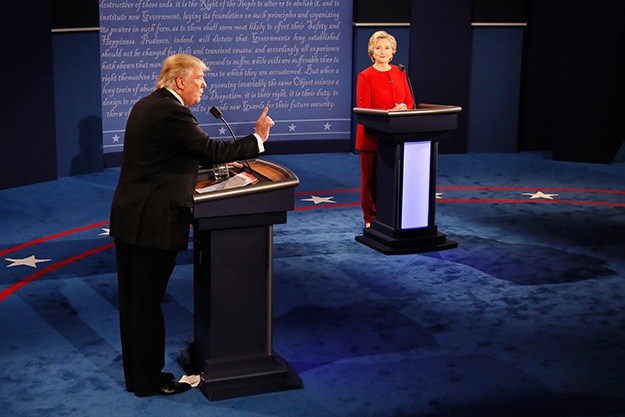 «Он что-то скрывает»: лучшие моменты с дебатов Трампа и Клинтон (фото 2)