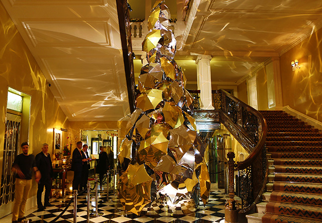 Рождественская елка Burberry в отеле Claridge's (фото 7)