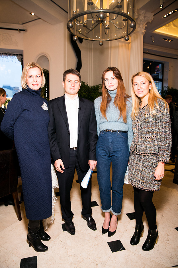 Яна Романцова, Алексей Немерюк, Юлия Прудько и Аполлинария Баханова Дизайнерские елки на Кузнецком Мосту (фото 3)