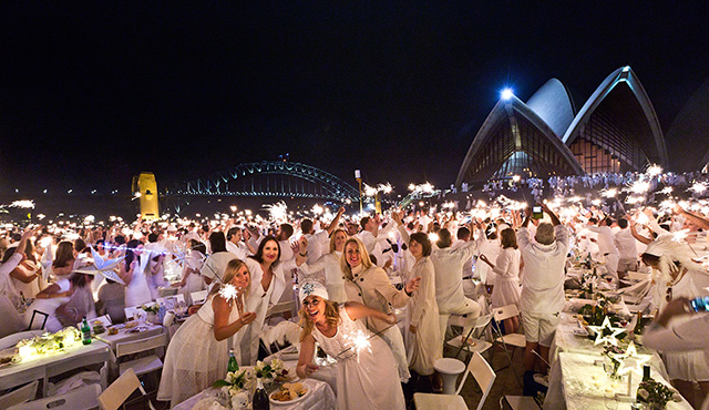 Тысячи гостей в белом у Sydney Opera House (фото 4)