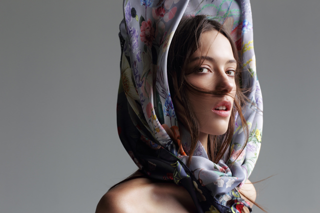 5 необычных способов носить платок в новом лукбуке Radical Chic (фото 4)