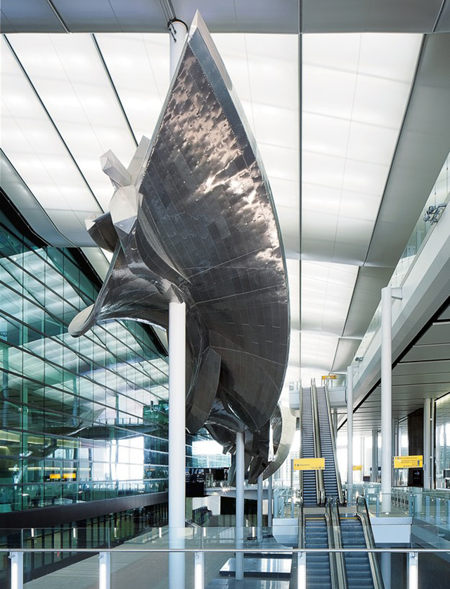 Ричард Уилсон открыл скульптуру в лондонском аэропорту Хитроу (фото 1)