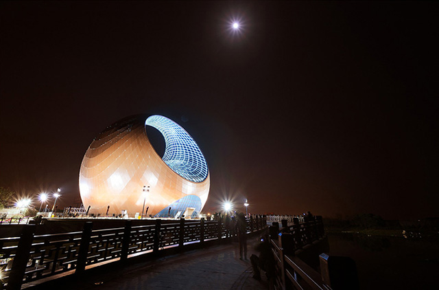 Выставочный центр Wuxi Wanda в Китае в виде огромного чайника (фото 3)