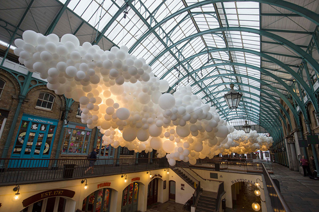 В Ковент-Гардене облачно: инсталляция из 100 000 шариков (фото 1)