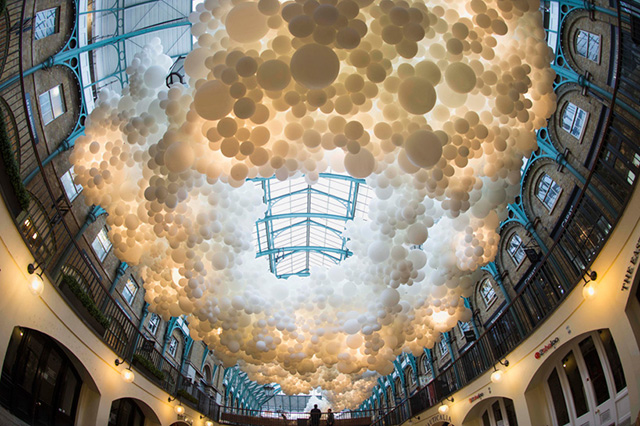 В Ковент-Гардене облачно: инсталляция из 100 000 шариков (фото 2)