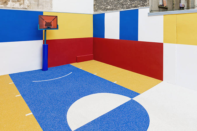 В Париже появилась баскетбольная площадка в стиле Малевича (фото 2)