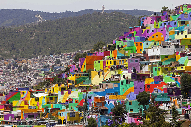 Сила искусства: как мексиканские дома превратились в радугу (фото 1)