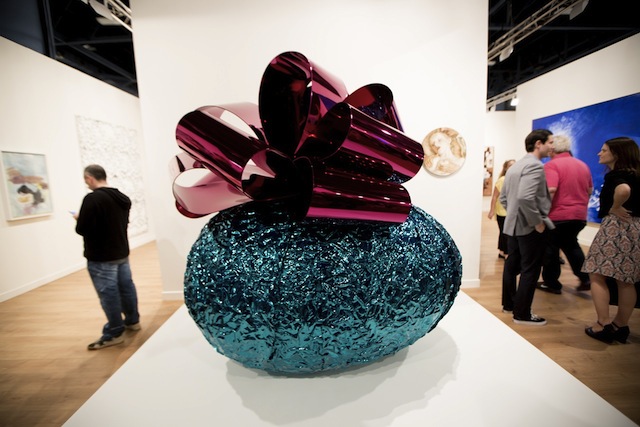 Джефф Кунс. Baroque Egg. Стенд Gagosian Gallery на ярмарке Art Basel Miami Beach