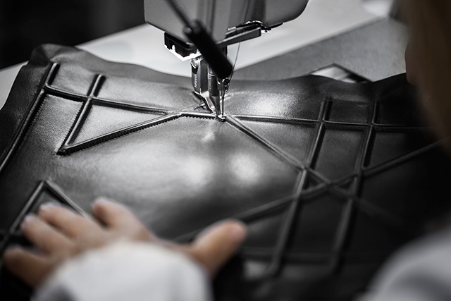 У вас на глазах: как создаются сумки Dior Diorama (фото 3)