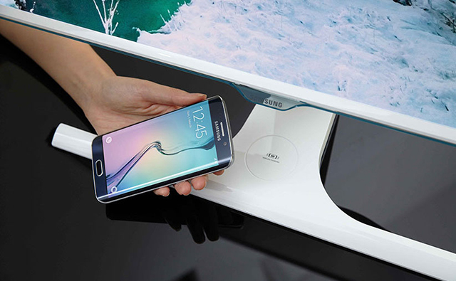 Монитор Samsung "подрабатывает" беспроводной станцией подзарядки (фото 1)