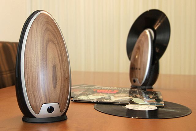 Израильский дизайнер выпустил вертикальный проигрыватель для пластинок (фото 2)