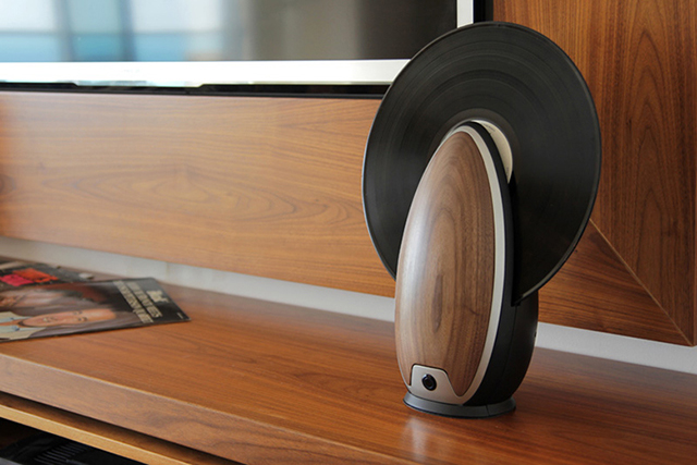 Израильский дизайнер выпустил вертикальный проигрыватель для пластинок (фото 1)