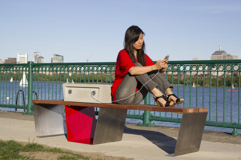 Жители Бостона смогут подзаряжать телефоны от скамеек (фото 1)