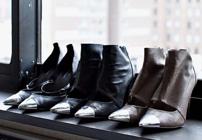 Любимая вещь модников: Metal Cap-Toe shoes (фото 9)