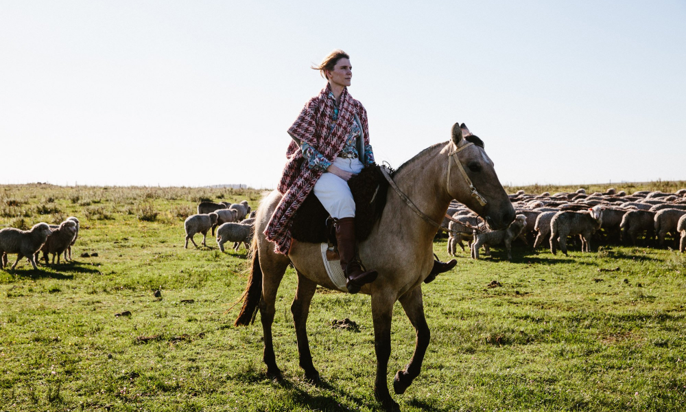 Дизайнер с уругвайского ранчо, которая одевает женщин-политиков: что нужно знать о новом креативном директоре Chloé
