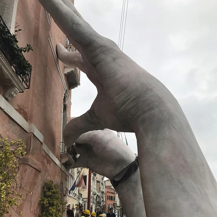 Огромные руки поддерживают историческое строение в Венеции