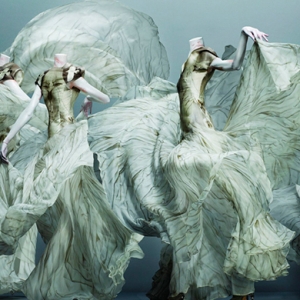 Выставка Alexander McQueen: Savage Beauty приедет в Лондон